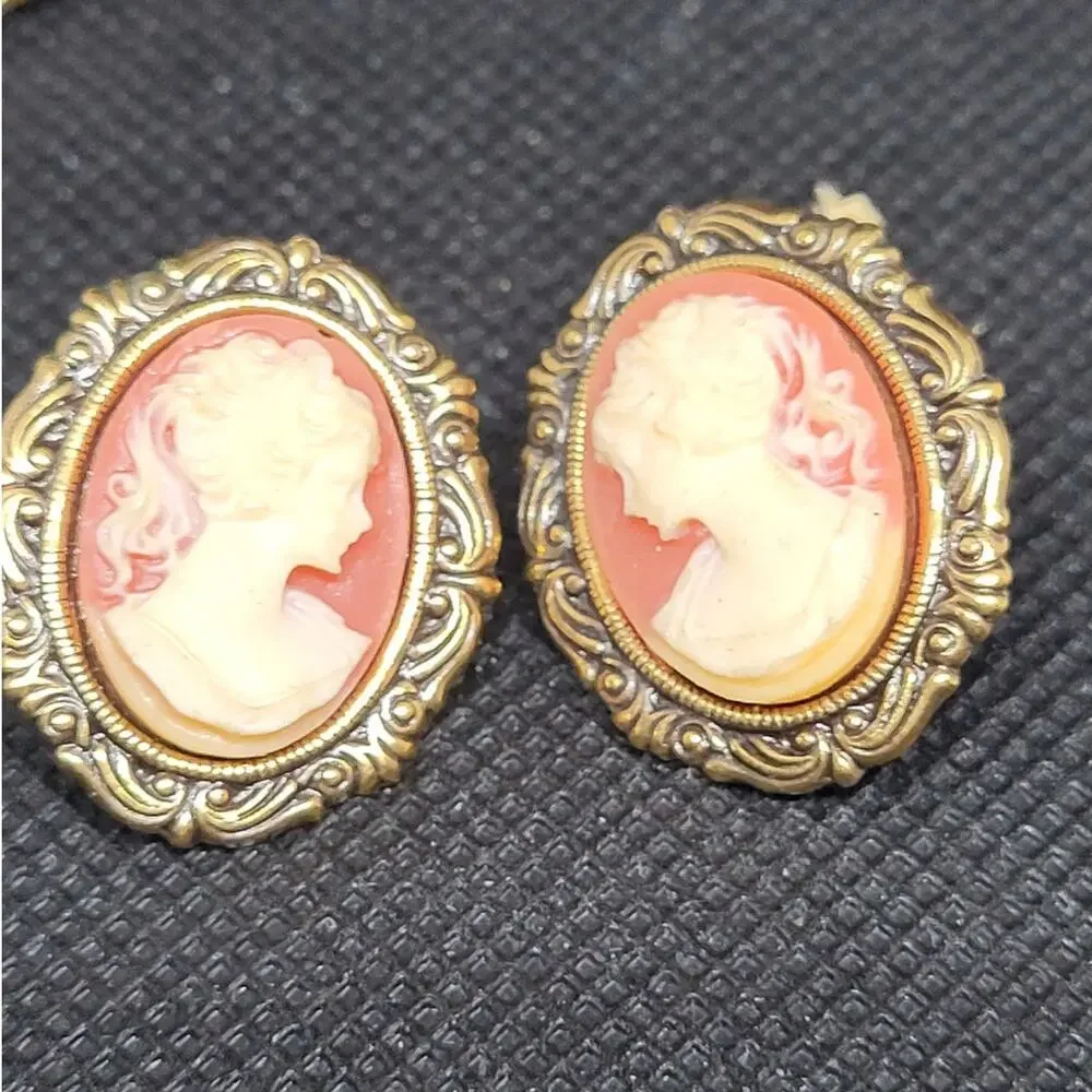 Vintage Luxe Resin Cameo Brooch &‎ Earring Set Coquette Baroque Retro Glam